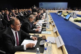 Šéf ruské diplomacie Lavrov (vlevo) na jednání OBSE.