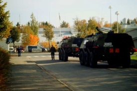 Policejní vozy před finskou školou.