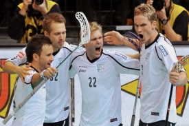 Finští florbalisté se radují z vítězství v semifinále nad Českem.
