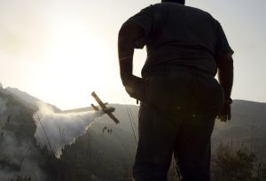 Hasičský letoun preventivně namáčí les u sicilského Palerma