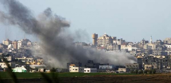 Kouř ze zasažených budov nad městem Gaza.