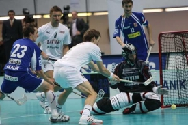 Čeští florbalisté (v modrém) v zápase s Lotyšskem.