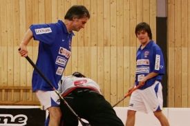 Zápasu se zúčastnili také Ivan Trojan (vlevo) a Jiří Mádl (vpravo).