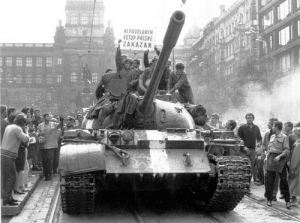 Sovětský tank v obležení na Václavském náměstí