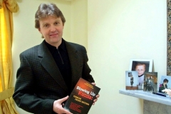 Alexander Litviněnko se svou knihou 