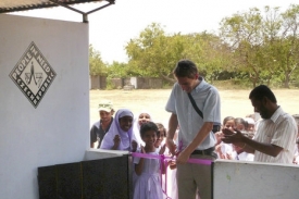 slavnostní otevření srílanské školy, kterou Člověk v tísni obnovil po zničení vlnou tsunami a ozbrojených konfliktech