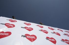Kosovští Albánci nesou v Prištině transparent s nápisem 