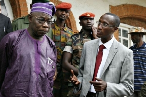 Nigerijský exprezident Obasanjo s vůdcem rebelů Nkundou (vpravo).