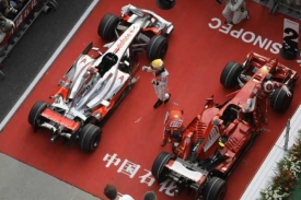 Z prvních dvou pozic vyjedou Hamilton a Räikkönen.