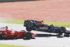 Momentka ze závodu seriálu vozů formule 1.