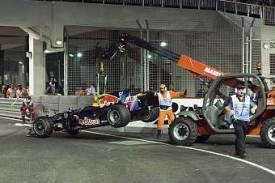 Z trati v Singapuru je odstraňována nepojízdná formule Marka Webera.