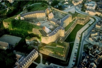 Pevnost Vauban je porostlá kvetoucími keři.