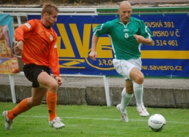 Obránce slovenského Sence Jan Buryán (vlevo) a Luděk Zelenka z Jablonce v utkání na turnaji v Hlinsku.