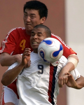 Momentka z fotbalového utkání Čína - USA