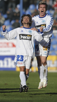 Hvězda zápasu, střelec dvou gólů Liberce Petr Papoušek (vlevo).