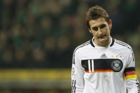 Němec Miroslav Klose po remíze 0:0 s Walesem. Předstírá smutek?