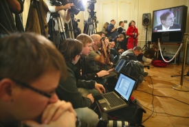 Novináři sledují debatu Jana Švejnara a Václava Klause.