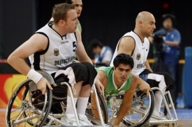 Němečtí basketbalisté - vozíčkáři (v bílém)