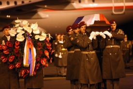 Vládní speciál s ostatky českého velvyslance přistál včera na Ruzyni.