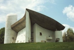 La chapelle de Ronchamp od moderního architekta Le Corbusiera.