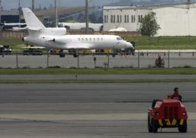 Letadlo s francouzskými zdravotníky po přistání v Bogotě.