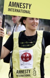Aktivistka AI protestuje v Paříži proti stavu lidských práv v Číně.