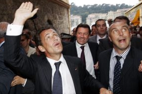 Mávající Nicolas Sarkozy