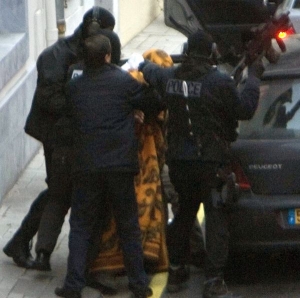 Policie vyvádí baskického militanta z úkrytu v hotelu.
