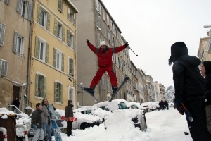 Zimní radovánky: Stačí si postavit skokánek a udělat sjezdovku z ulice.