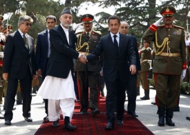 Zůstaneme. Sarkozy s afghánským prezidentem Karzáím v Kábulu.