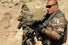 Příslušníci francouzských jednotek ISAF v horách Afghánistánu.