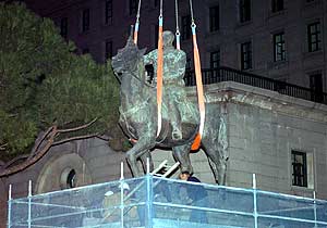 Odstraňování jezdecké sochy Francisca Franka.