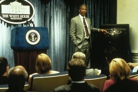 Morgan Freeman jako americký prezident ve filmu Drtivý dopad.