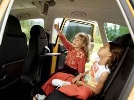 Nejbohatší výbava vozu má standardně stropní LCD displej, který zabaví na dlouhých cestách děti.