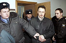 Alexej Frenkel pod dohledem policie