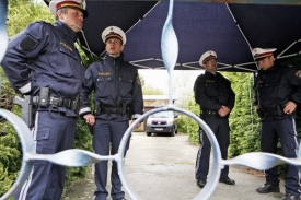 Policisté u domu hrůzy s podzemní kobkou v Amstettenu.
