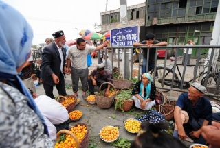 Trh v provincii San-Ťiang. Ekonomicky jsou Ujgurové znevýhodňováni.