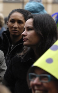 Eliška Fuchsová uprostřed demonstrujícího davu, říjen 2007.