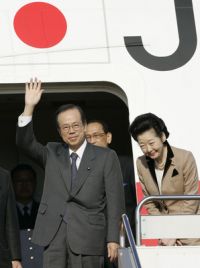 Japonský premiér Jasuo Fukuda s manželkou.