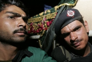 Pohřeb pákistánských policistů zabitých při úterním útoku.