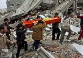 Palestinci vynášejí z trosek domu čtyři mrtvé členy rodiny.