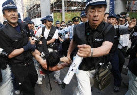 Zatčený demonstrant proti summitu G8.