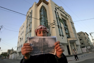 Palestinci čtou letáky o rozšíření ofenzívy.
