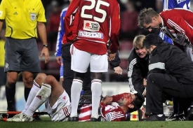 S obličejem plným krve leží zraněný fotbalista Žižkova Petr Gabriel.