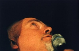 Peter Gabriel představuje posluchačům hudební svět.