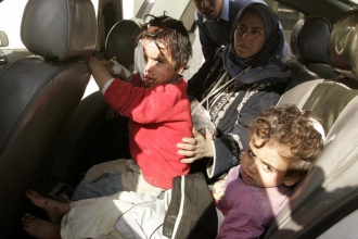 Zraněné palestinské děti převážené do nemocnice.