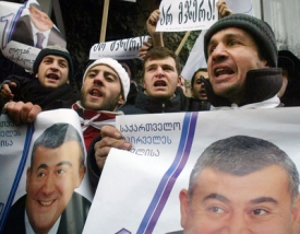 Příznivci opozičního kandidáta Gačečiladzeho demonstrují.