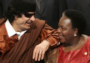 Kaddáfí a prezidentka Panafrického parlamentu Gertruda Mongellová