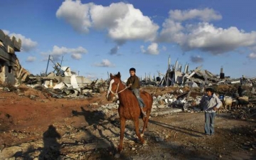 Chlapec na koni na severu Gazy mezi troskami.