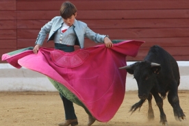 Malý francouzsko-mexický torero Michelito se ohání s muletou.